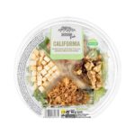 Ensalada California compuesta por mezcla de hortalizas frescas, nueces, picatostes, bacón, cebolla frita, uvas pasas, salsa de miel y mostaza, incluye tenedor Ensalada California compuesta por mezcla de hortalizas frescas