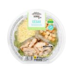 Ensalada César compuesta por hortalizas frescas, pollo, queso, picatostes y salsas, incluye tenedor Ensalada César compuesta por hortalizas frescas