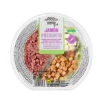 Ensalada jamón compuesta por jamón curado, queso curado, picatostes con tomate y orégano, aceite, sal y vinagre, incluye tenedor Ensalada jamón compuesta por jamón curado