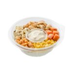 Poke pollo contiene arroz cocido, pollo, garbanzos, queso blanco, maíz, boniato, mezcla de semillas y salsa de yogurt Poke pollo contiene arroz cocido