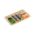 Surtido sushi Bento mix contiene ensalada de alga wakame, 2 nigiris de salmón, 3 makis de salmón, 1 wrap de salmón cortado y salsa ponzu Surtido sushi Bento mix contiene ensalada de alga wakame